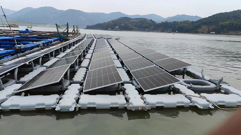 Verdens største flytende solfarme
